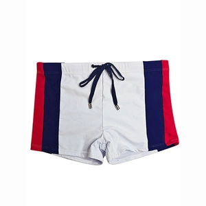 Dettaglio del costume da bagno uomo a contrasto con pannelli rossi e blu e cordoncino in vita