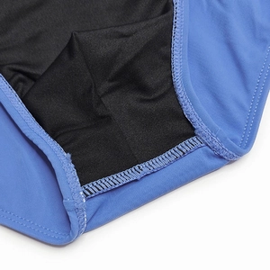 Vue macro d'un body de sport bleu avec coutures haute élasticité et doublure noire