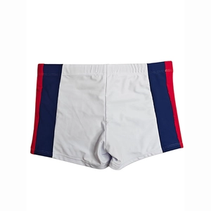 Dettaglio dei pantaloncini da nuoto elasticizzati da uomo con strisce laterali tricolore