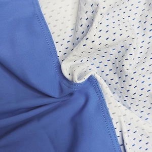 Détail du tissu extensible bleu et des coutures en maille respirante sur le body pour hommes