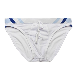 Détail du slip de bain blanc pour homme avec taille rayée bleue et cordon serrage