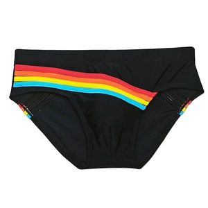 Détail du slip de bain noir pour hommes avec rayures arc-en-ciel et texture en maille