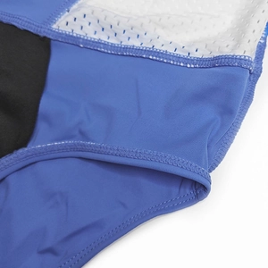 Détail du tissu bleu élastique et du mesh blanc avec des coutures plates sur le body de sport