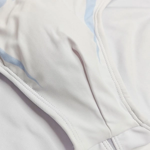 Détail du maillot de bain pour hommes avec fente de rembourrage interne et motif bleu