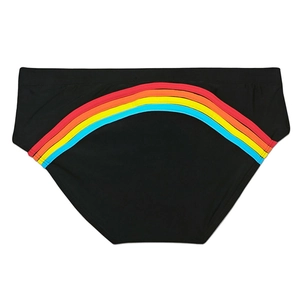Détail macro des rayures arc-en-ciel sur le maillot de bain noir pour homme avec coutures