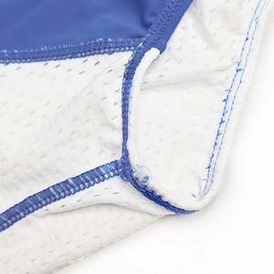 Détail du tissu élastique bleu avec doublure en maille blanche et coutures renforcées