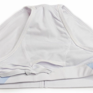 Détail du maillot de bain blanc pour hommes avec doublure en mesh et cordon de serrage