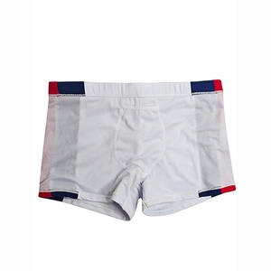 Dettaglio dei pantaloncini da bagno da uomo con design patchwork traspirante a vita bassa