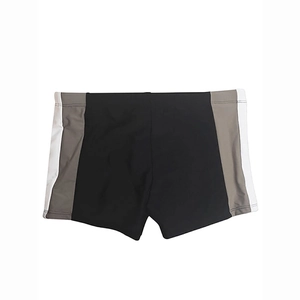 Dettaglio di pantaloncini da nuoto da uomo con design a blocchi di colore nero