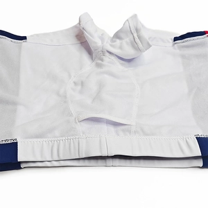 Dettaglio dei pantaloncini da nuoto da uomo traspiranti in rete con design a U convesso
