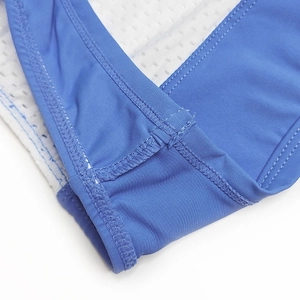 Gros plan du body bleu montrant les coutures doubles et la doublure en filet blanc