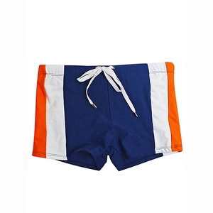 Dettaglio dei pantaloncini da bagno blu navy da uomo con strisce laterali arancioni e bianche