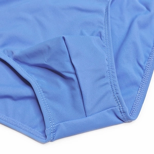 Vue détaillée des coutures bleu ciel et du mesh haute élasticité du body pour hommes