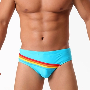 Détail d'un maillot de bain bleu ciel pour homme avec rayures arc-en-ciel sur le côté