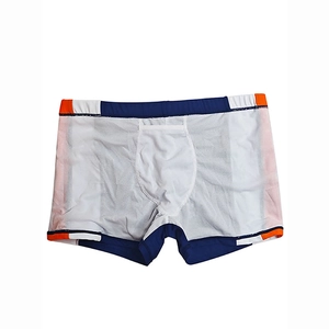 Dettaglio dei pantaloncini da nuoto da uomo con pannelli colorati arancio, bianco e blu