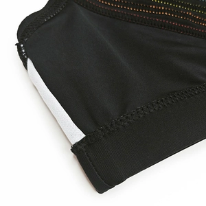 Détail du slip de bain noir avec bande latérale blanche et dégradé arc-en-ciel