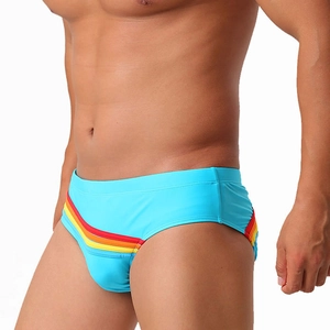 Détail du slip de bain bleu pour homme avec rayures arc-en-ciel sur les côtés