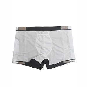 Dettaglio dei pantaloncini da bagno bianchi da uomo con cintura a contrasto e fodera a rete
