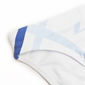 Détail du slip de bain séchage rapide avec imprimé géométrique bleu et coutures