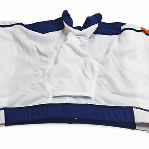 Dettaglio dei pantaloncini da bagno uomo con fascia elastica blu e fodera interna a rete