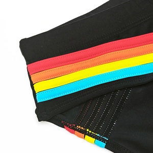 Détail du slip de bain noir pour hommes en tissu élastique avec rayures latérales arc-en-ciel