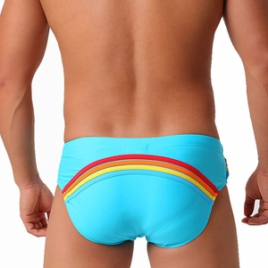 Vue arrière détaillée du slip de bain bleu pour hommes avec des rayures arc-en-ciel
