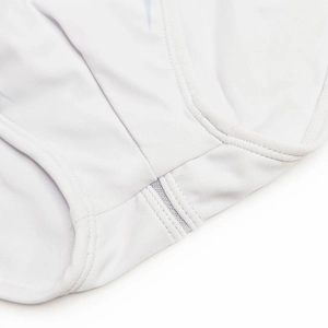 Gros plan détaillé du tissu en maille blanche respirante et coutures renforcées du slip