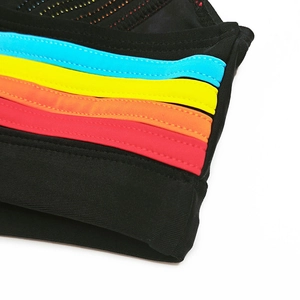 Détails des rayures arc-en-ciel et texture du tissu tricoté sur le maillot de bain