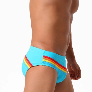 Détail d'un maillot de bain bleu pour homme avec des rayures arc-en-ciel latérales