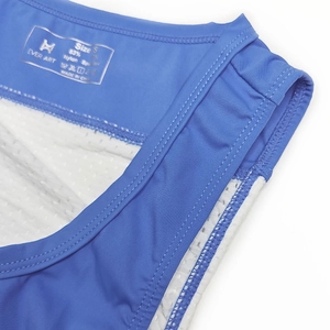 Détail du tissu bleu du body de sport, avec doublure en maille respirante et étiquette