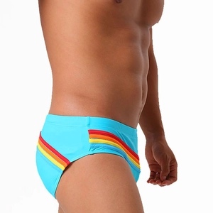 Détail du maillot de bain bleu ciel pour homme avec rayures arc-en-ciel et coupe ajustée