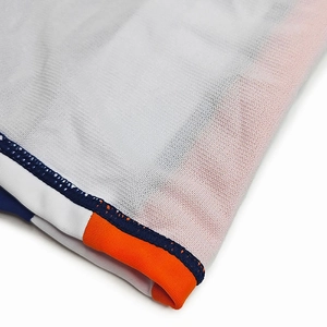 Dettaglio dei pantaloncini da nuoto con cuciture blu a contrasto e tessuto mesh traspirante