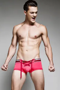 Nahaufnahme der pinkfarbenen Herren-Boxershorts mit Schnürung und Marken-Bund