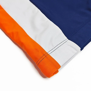 Dettaglio delle cuciture elastiche tricolore e della finitura piatta del costume da uomo