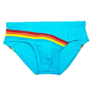 Détail du slip de bain bleu pour hommes avec rayures diagonales tricolores