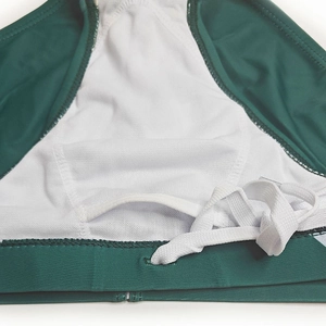Détail du slip de bain vert avec doublure en mesh blanc et cordon de serrage