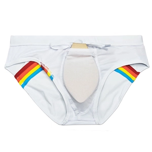 Détail du slip de bain blanc pour hommes avec rayures arc-en-ciel et coque de protection