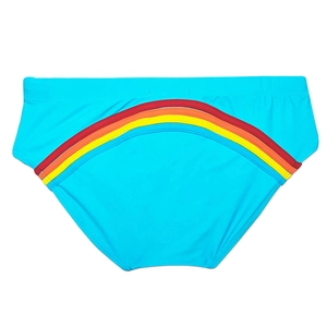 Détail du slip de bain bleu brillant pour hommes avec rayures arc-en-ciel et tissu à séchage rapide