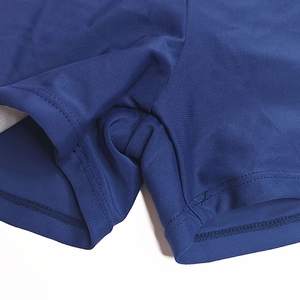Dettaglio dei pantaloncini da nuoto elasticizzati blu navy con cuciture e fodera