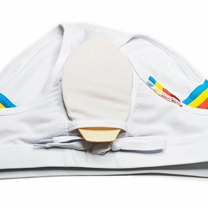Gros plan sur un slip de bain blanc pour hommes avec rayures arc-en-ciel et rembourrage