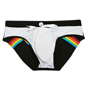 Détail du slip de bain noir pour homme avec rayures arc-en-ciel et cordon de serrage blanc
