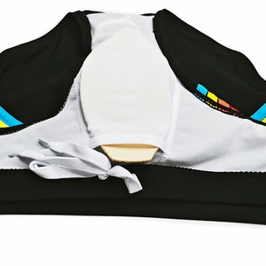 Détail du slip de bain pour homme avec rayures arc-en-ciel et poche pour rembourrage