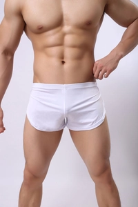 Détail du boxer blanc en soie glacée pour homme avec fente latérale et tissu souple