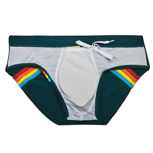 Détail du maillot de bain homme vert avec doublure filet, coque et rayures arc-en-ciel