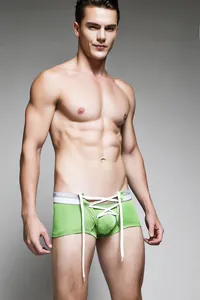 Detailansicht der grünen Herren-Boxershorts mit Schnürung und weißem Gummibund