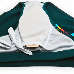 Détail macro du maillot de bain pour hommes avec doublure en filet blanc et cordon réglable