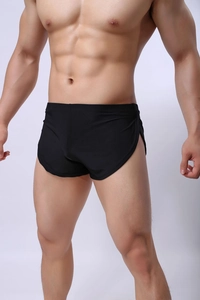 Détail du short pour homme en soie glacée noire respirante avec fente latérale