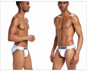 Détail d'un jockstrap en coton blanc avec ceinture élastique et lettrage de marque