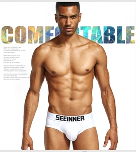 Détail d'un slip en coton blanc pour hommes avec large ceinture élastique et coupe ajustée