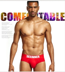 Gros plan d'un slip en coton rouge pour hommes avec taille haute élastique et design U-convexe